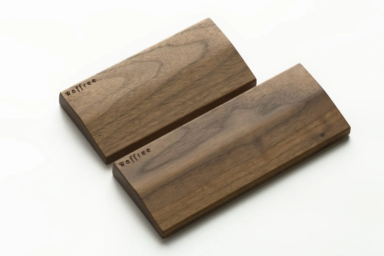 Waffree専用に設計された、ウォールナット削り出しパームレスト